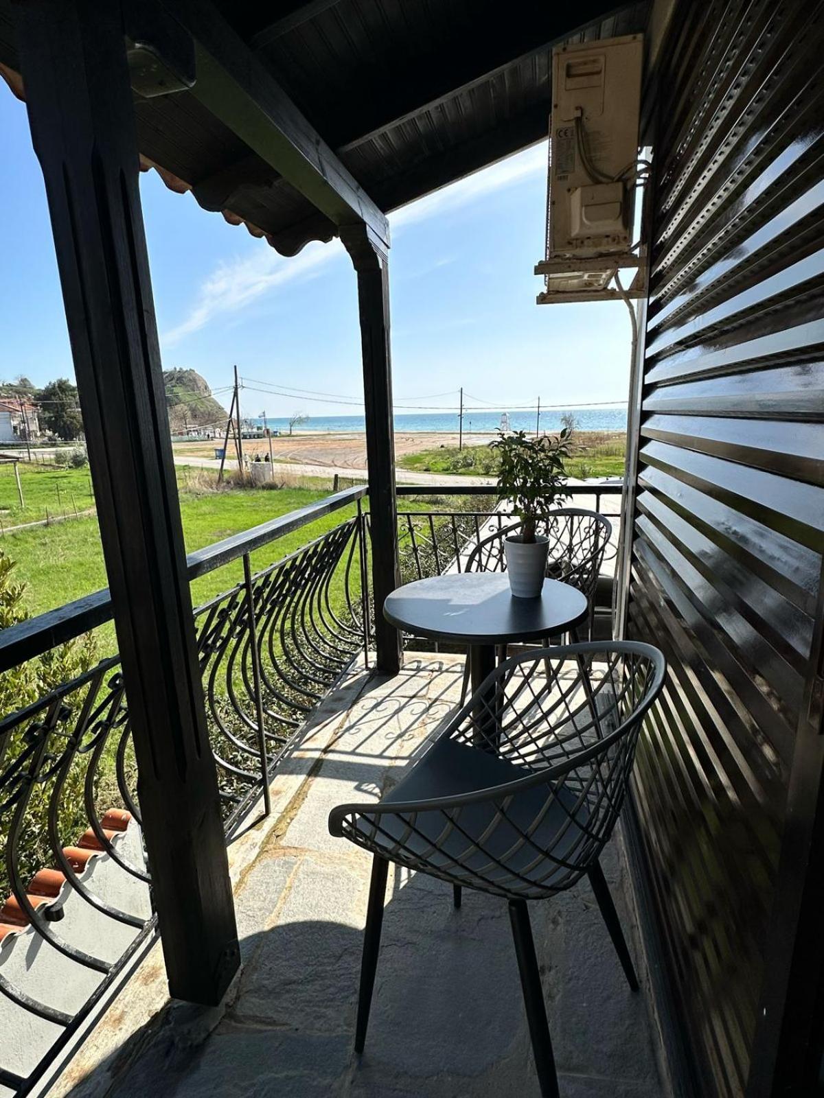 Room Nine 9 Beachfront Apartments Nea Kallikrateia Exterior photo